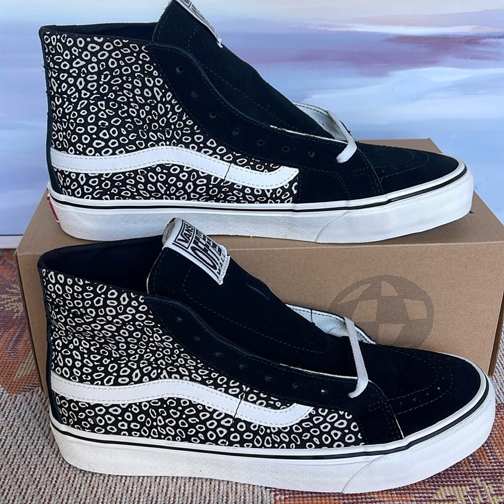 Vans WMNS Sk8-Hi 38 Deco
Sting Ray Black/Vintage White 
VN0A4BX64WM
Sneakers